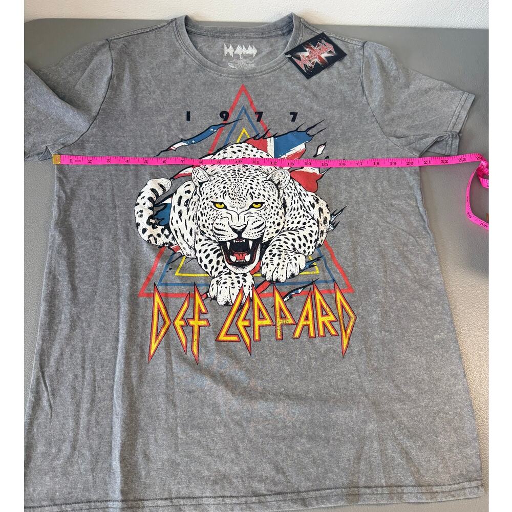 Def Leppard Graphic Tee Leopard Rock Band Shirt Gray Medium NWT - Picture 2 of 7